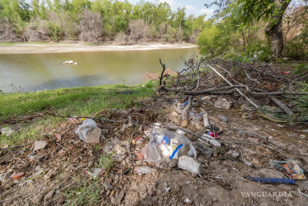 $!A los graves impactos de la excavación pétrea se suma la contaminación que se genera por la basura que población tira en la ribera del río.