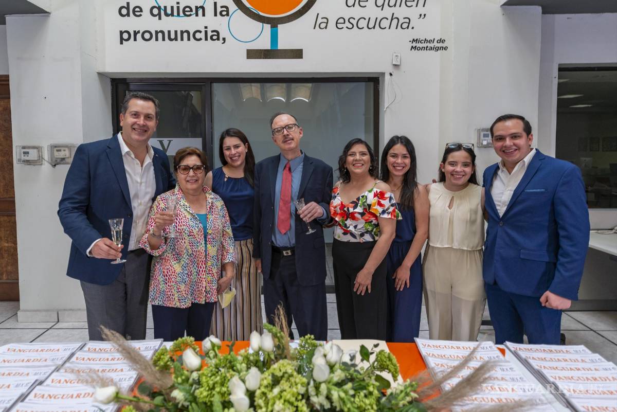 $!Con un brindis, la entrega de una portada personalizada, y la develación de una placa con su nombre, Felipe estuvo acompañado por su familia, directivos de Vanguardia así como compañeros y amigos.