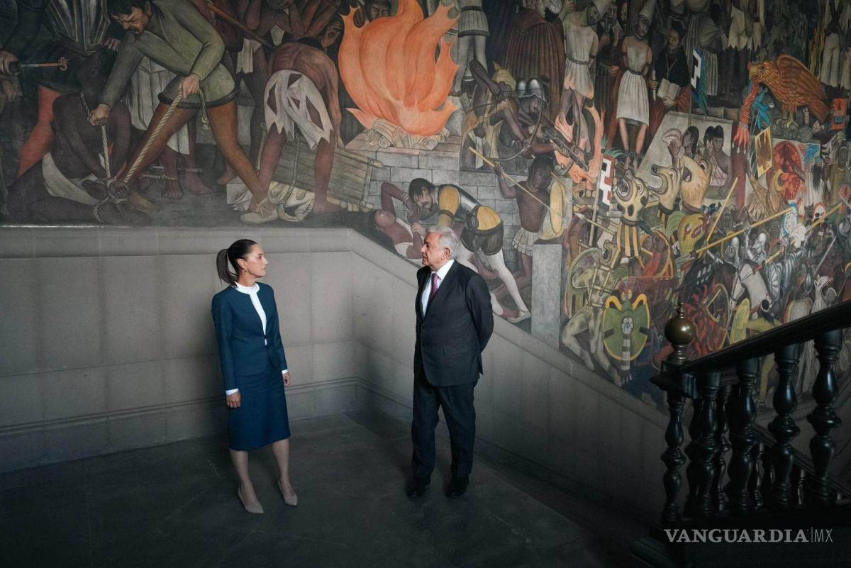 $!Claudia Sheinbaum, Presidenta Electa, observa con Andrés Manuel López Obrador, Presidente de México, los murales de Palacio Nacional, los políticos sostuvieron un encuentro para definir el proceso de transición | Foto: Cuartoscuro