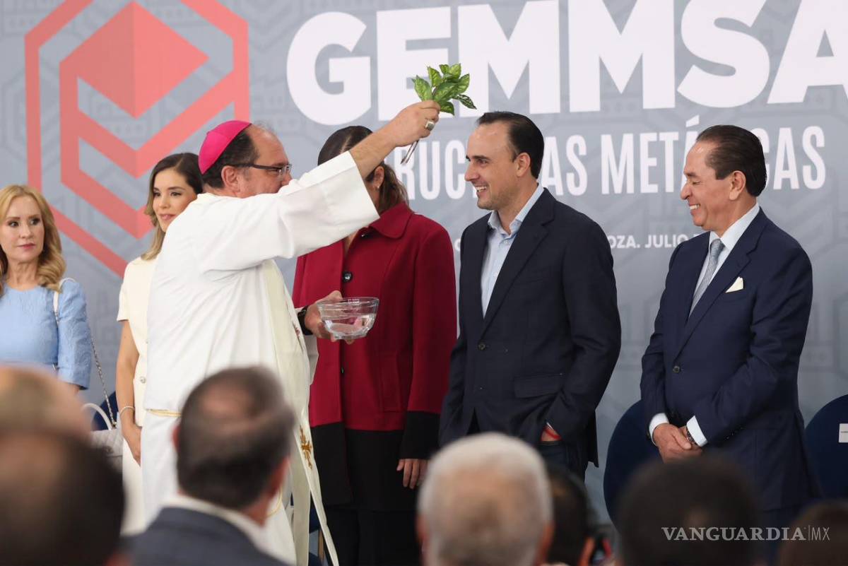 $!El obispo de Saltillo, Hilario González, bendico las intalaciones y a los asistentes.