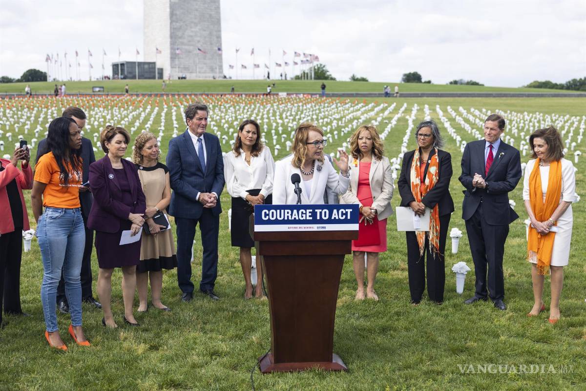 $!El ex representante de Arizona Gabby Giffords habla en el Monumento Nacional a la Violencia Armada en el National Mall en Washington DC.