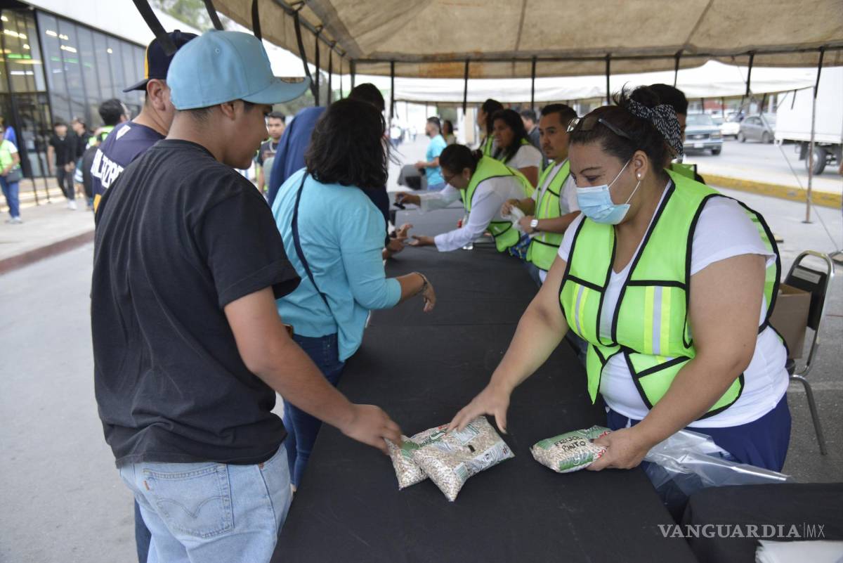 $!La afición podía entrar al recinto al entregar un kilo de alimentos no perecederos en la entrada.