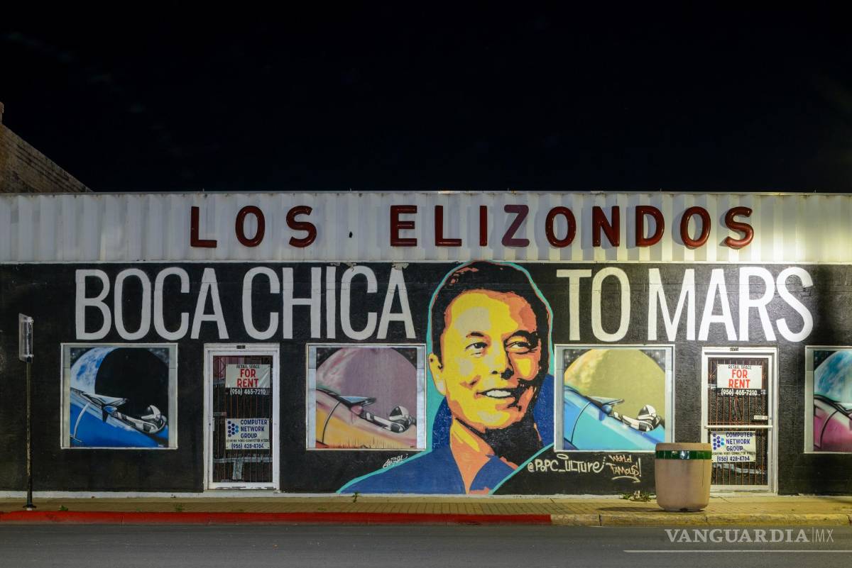 $!Un mural que dice “Boca Chica a Marte” con una imagen de Elon Musk en el centro de Boca Chica, Texas.