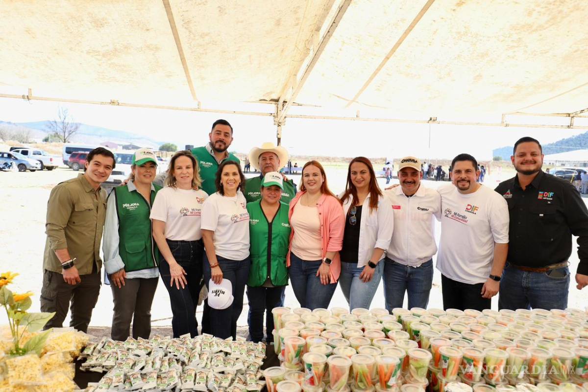 $!La alcaldesa Ana Karen Sánchez Flores (c) fungió como anfitriona del evento.