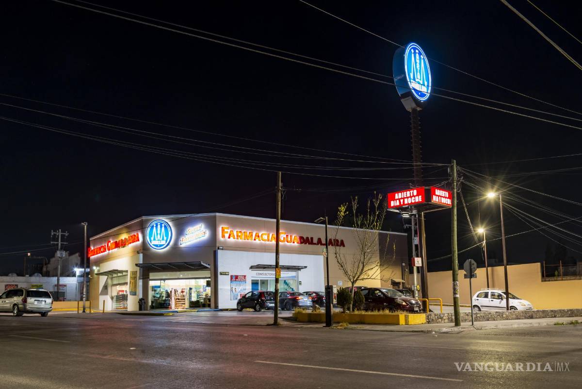 $!Muchas farmacias en la ciudad anuncian que están abiertas día y noche. Sin embargo, ya sea por falta de personal o por instrucciones de Regulación Sanitaria, después de las 23:00 horas atienden por ventanilla y cierran a más tardar la 01:00 a.m. ¿Se puede encontrar alguna abierta más tarde? Sí, pero depende aleatoriamente de la sucursal.