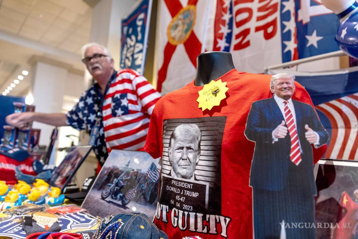 $!Mercancía con la imagen de Donald Trump a la venta durante la Cumbre de la Libertad de Florida en el Gaylord Palms Resort en Kissimmee, Florida.