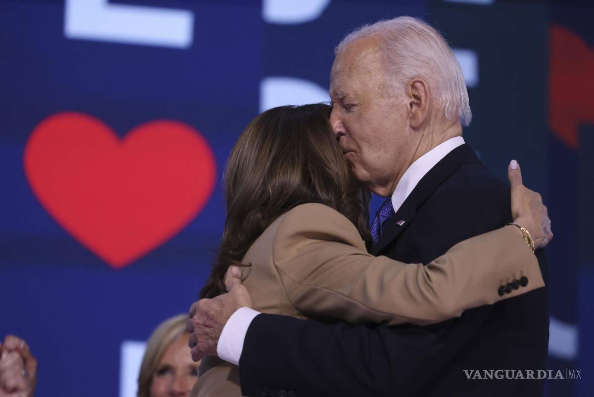 $!La vicepresidenta estadounidense Kamala Harris abraza al presidente Joe Biden tras su discurso en la noche inaugural de la Convención Nacional Demócrata.