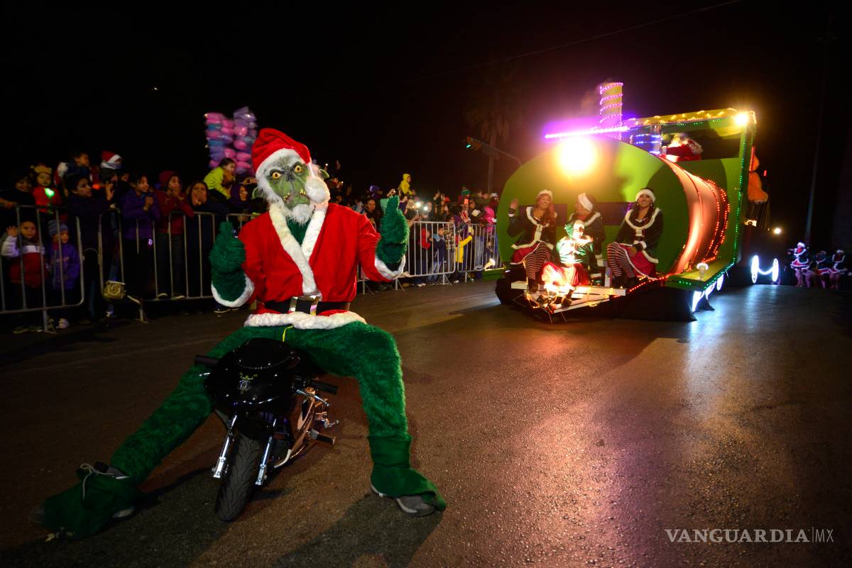 $!Saltillenses disfrutan del desfile navideño
