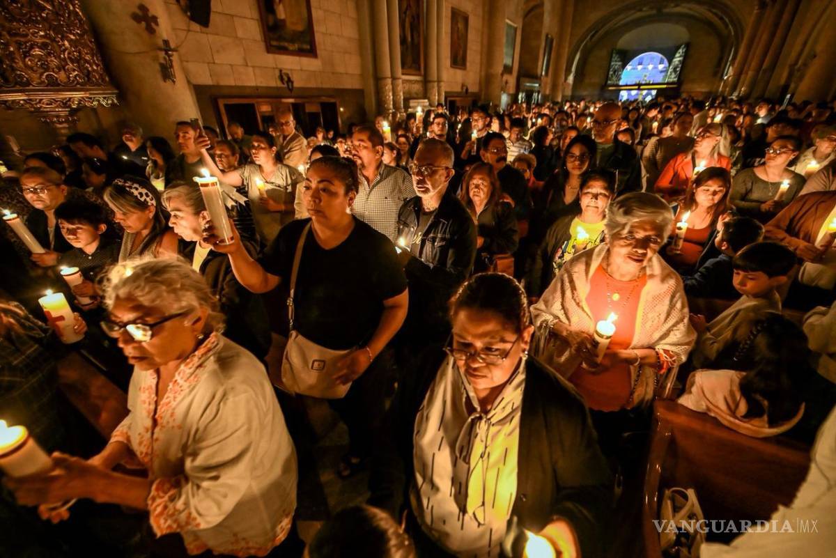 $!Asistentes permanecen de pie ante el lleno total de la Catedral.