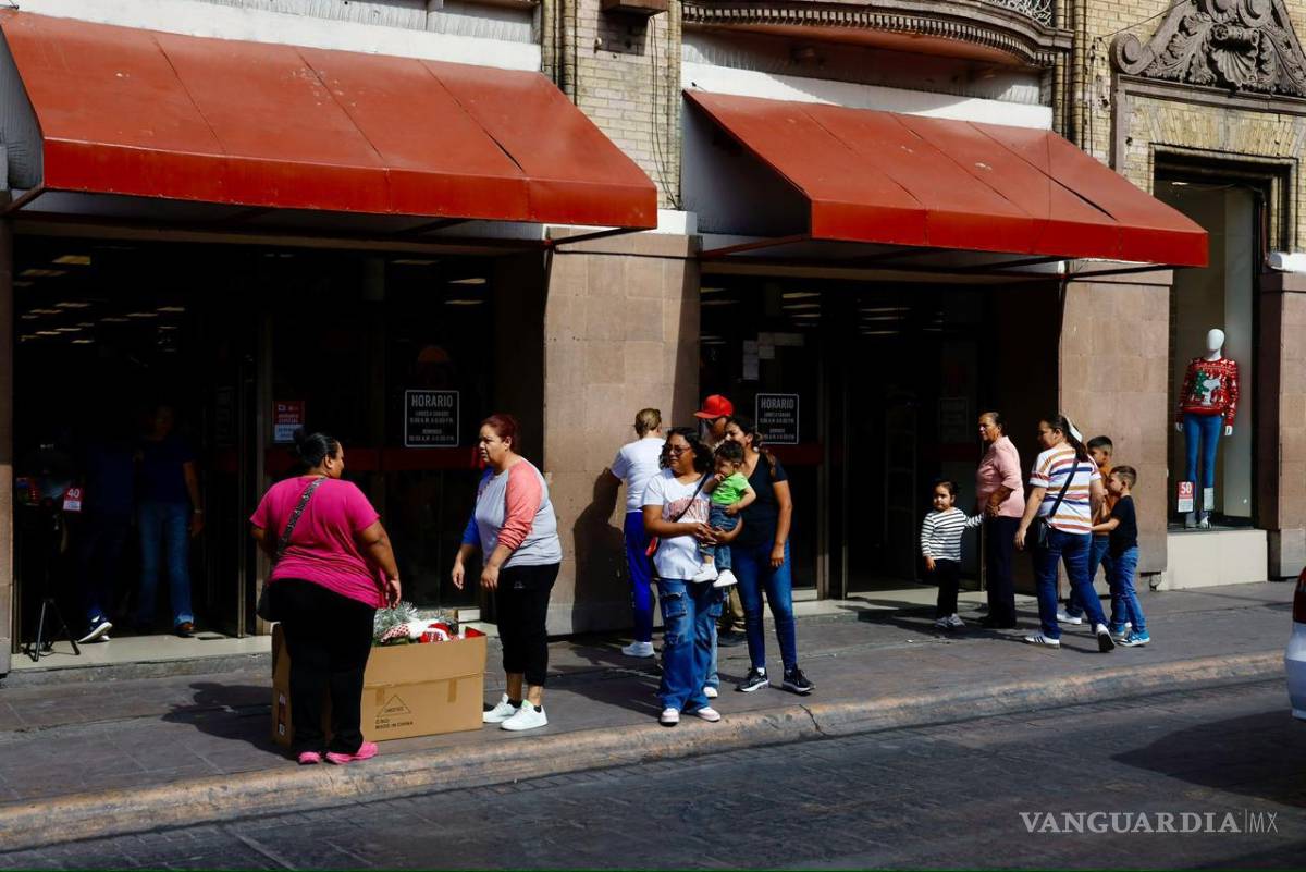 $!Consumidores acudieron a tiendas del Centro de Saltillo durante las compras de última hora de El Buen Fin.