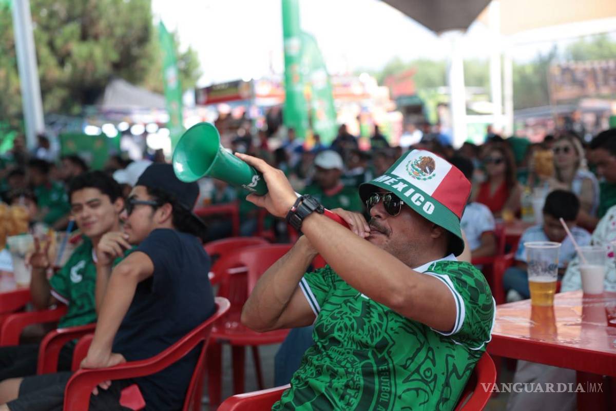 $!El ambiente futbolero se hizo presente desde temprano con aficionados portando camisetas, banderas y trompetas.