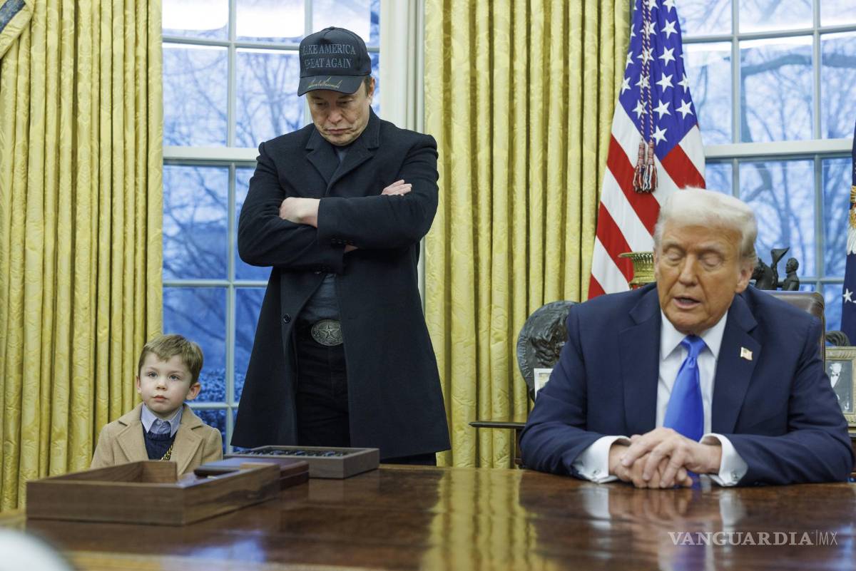 $!El presidente estadounidense, Donald Trump (d), junto a Elon Musk y su hijo en el despacho oval. Musk viajaba con una caja que contenía unas 20 pastillas.