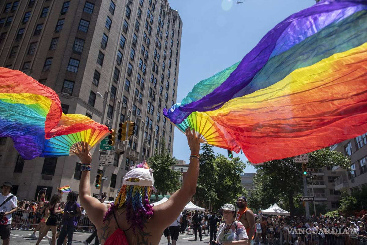 $!Una persona con abanicos de arcoíris marcha para celebrar a la comunidad LGBTQ+ durante la Marcha del Orgullo en Nueva York.