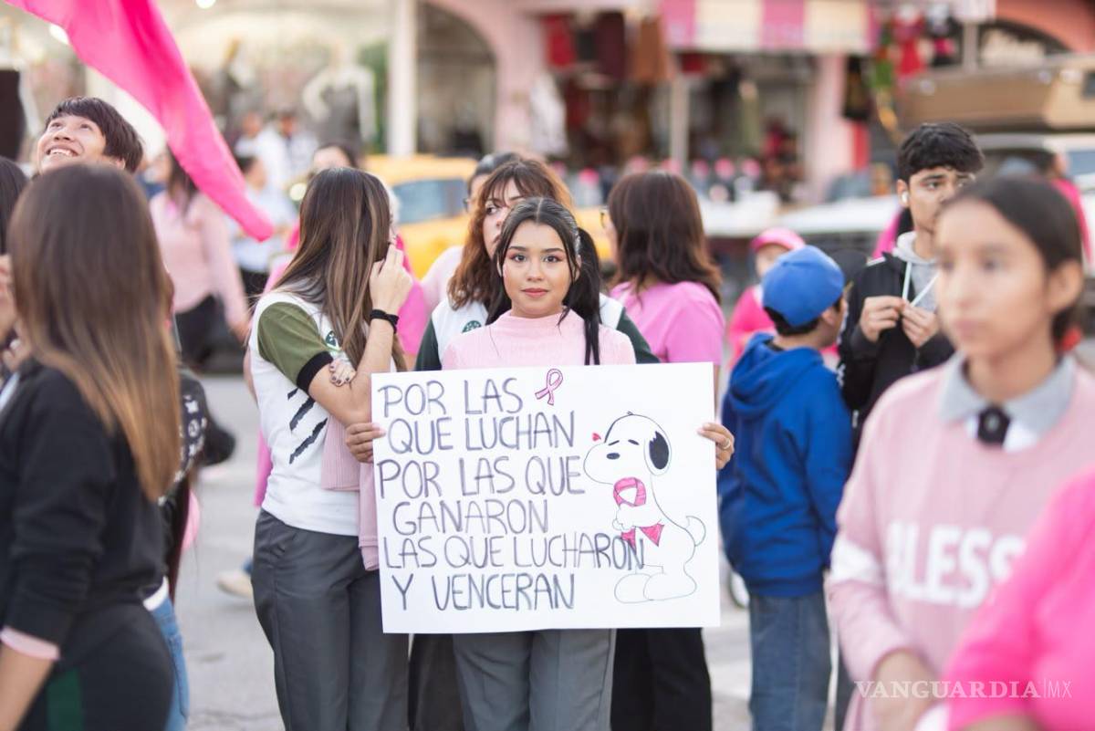 $!Cientos de familias y estudiantes marcharon por las principales calles de Sabinas en la “Caminata al Rosa” con diferentes mensajes.
