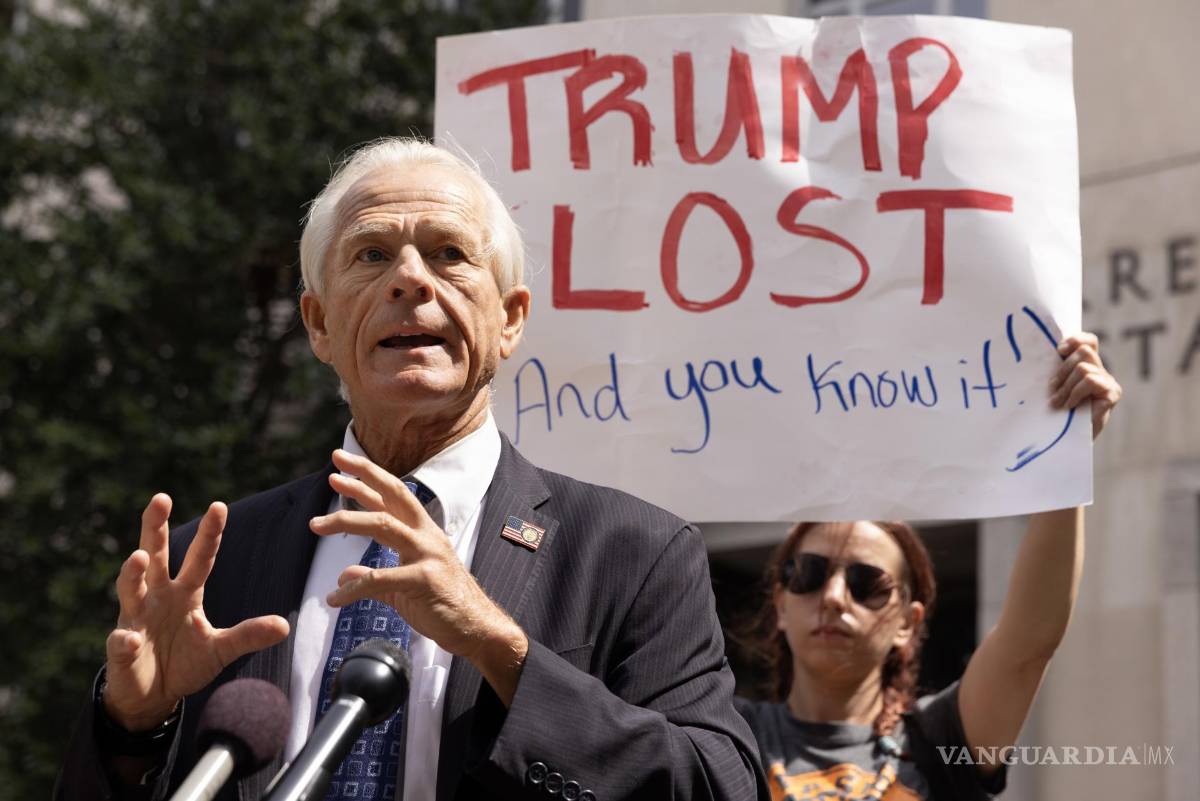 $!Peter Navarro, exasesor de Donald Trump, luego de una conferencia previa al juicio en su caso en el Tribunal de los Estados Unidos E. Barrett Prettyman.