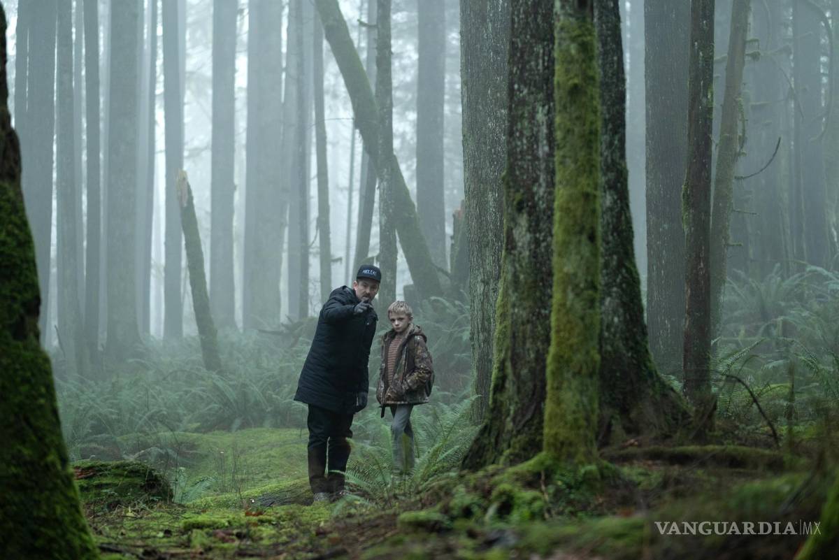 $!Imagen cedida por 20th Century Studios donde aparece el director y guionista de la película de terror “The Antlers”, Scott Cooper (i), mientres dirige al niño Jeremy T. Thomas (d), durante el rodaje del filme que se estrena en EU este fin de semana de Halloween. EFE/Kimberley French/20th Century Studios