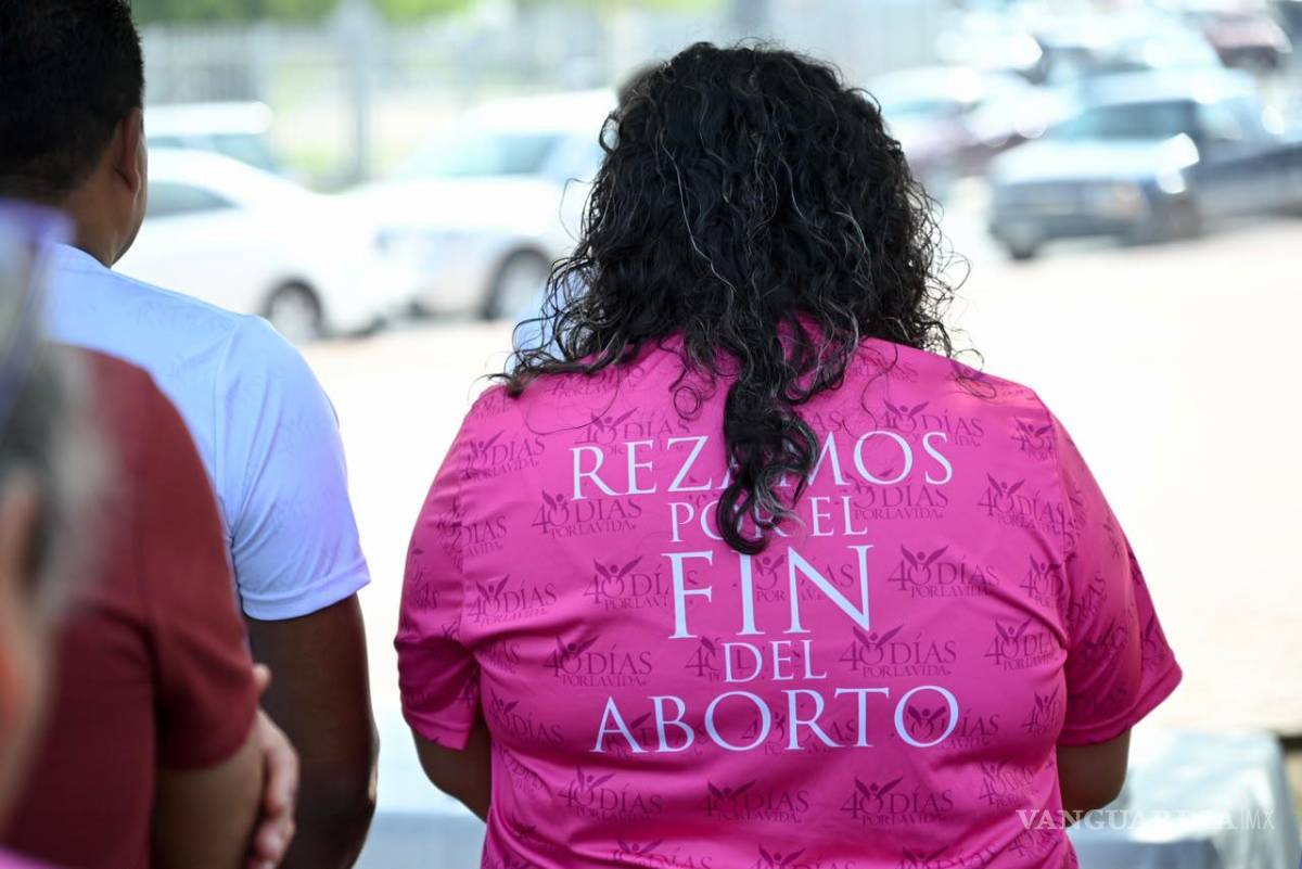 $!Integrantes del movimiento “40 Días por la Vida” iniciaron sus actividades de oración en Saltillo, las cuales mantendrán diariamente en un horario de 8:00 a 20:00 horas.