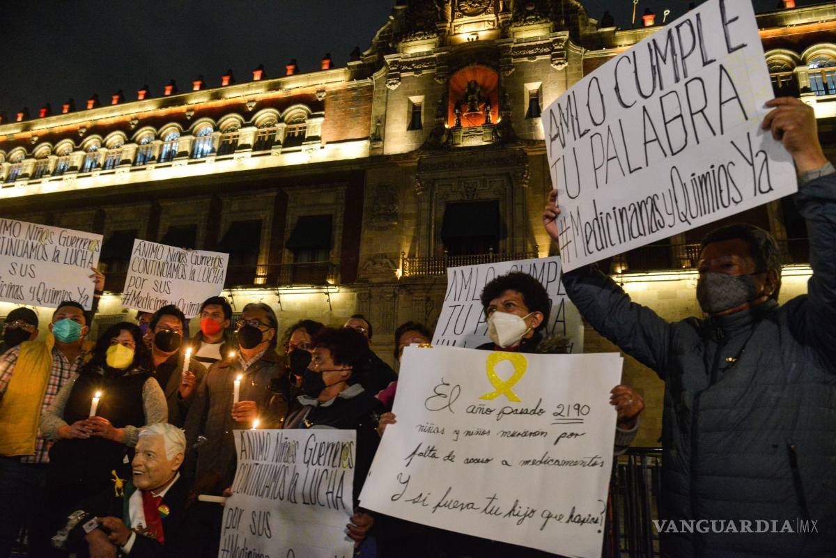$!Padres y madres de niños con cáncer se manifestaron al exterior de Palacio Nacional para exigir abastecimiento de insumos, medicamentos y quimioterapias.