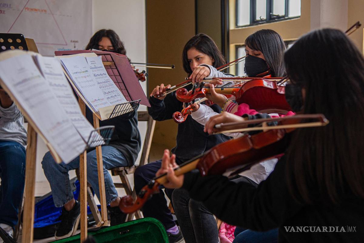$!Jóvenes indígenas tzotziles, integrantes del proyecto musical “Por la paz de la zona norte”, ensayan en el Centro Cultural de San Cristóbal de las Casas (México).