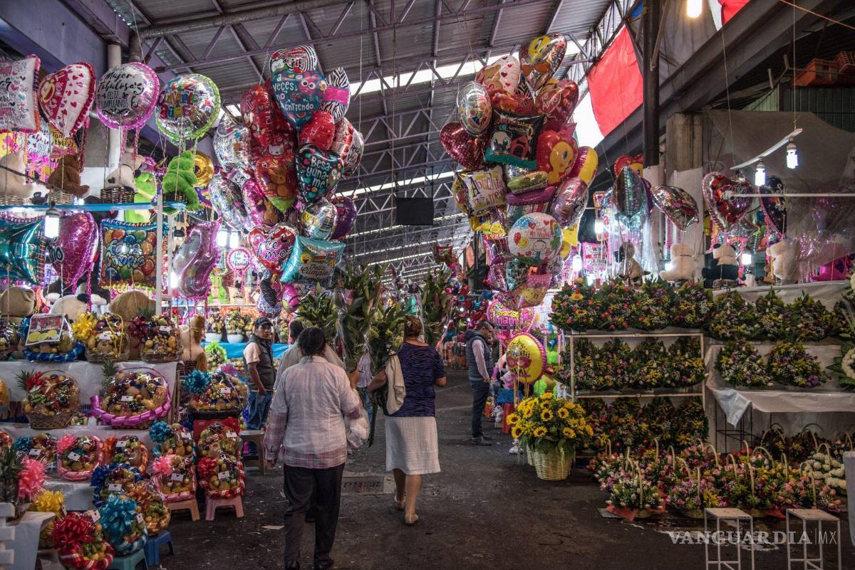$!En la víspera de la celebración del Día de las Madres, cientos de personas acuden al mercado de Jamaica para comprar rosas y flores que servirán como el tradicional regalo del 10 de mayo.