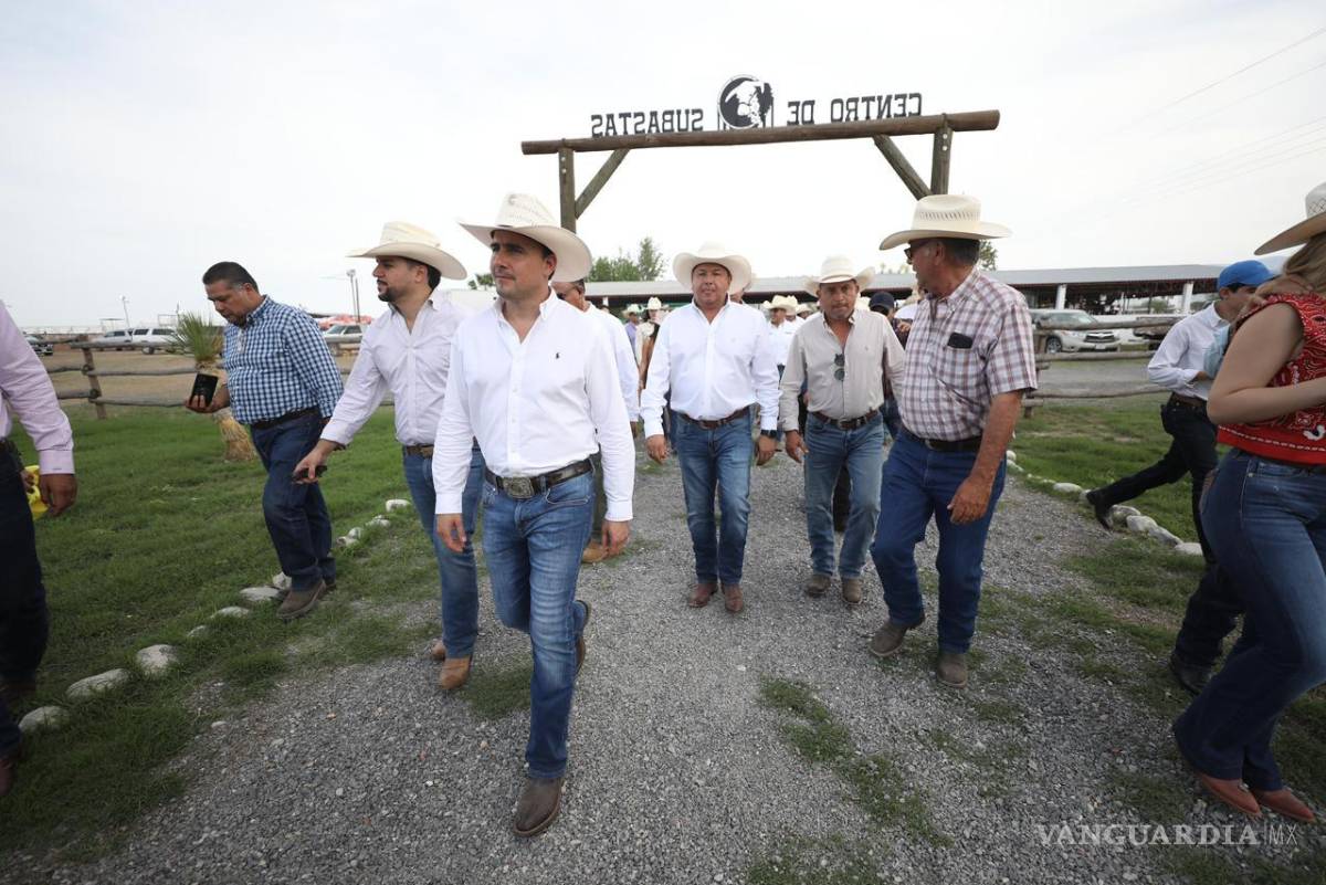 $!Productores participan en subasta de ejemplares durante la Expoasis Ganadera.