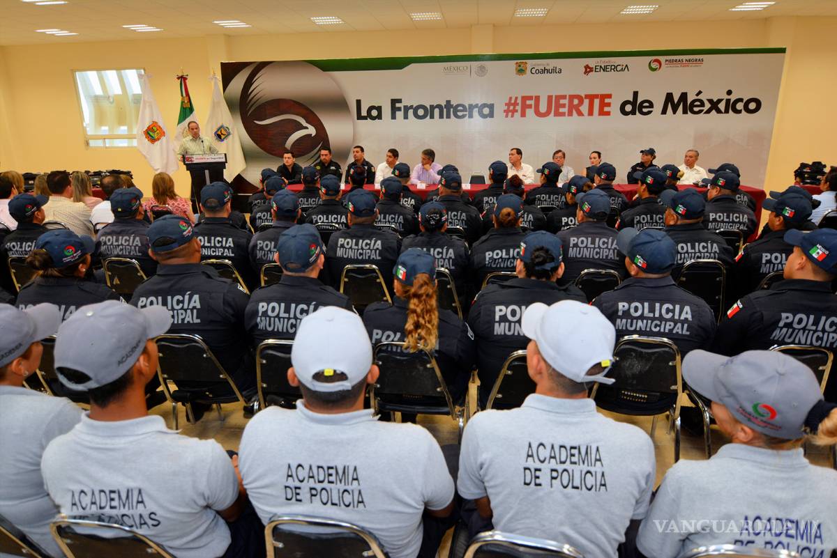 $!Entregan uniformes a policías y apoyo para la educación de sus hijos en Piedras Negras