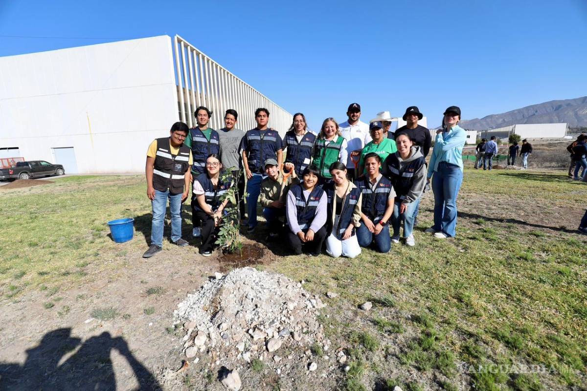 $!Autoridades municipales y universitarias impulsaron la plantación de árboles para fortalecer las áreas verdes del entorno académico.