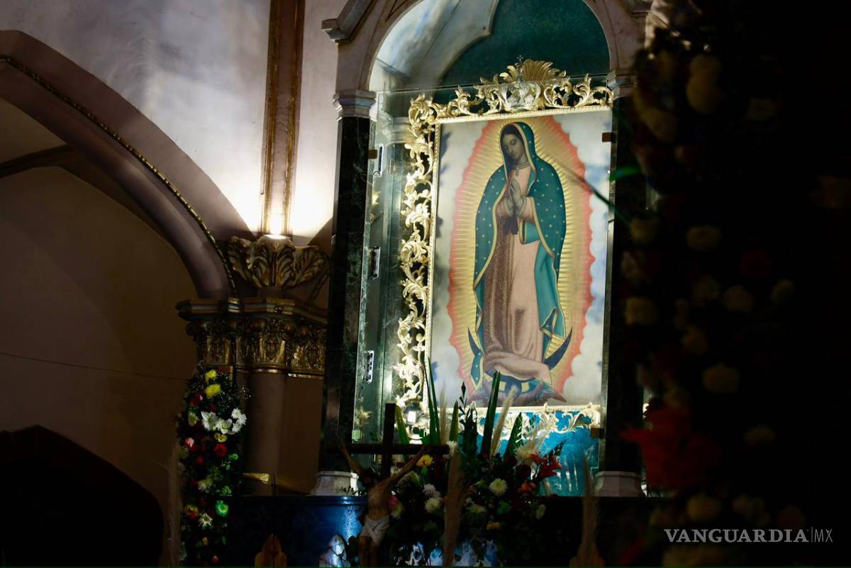 $!La imagen de la Virgen Morena recibió la visita constante de devotos que acudieron a pedir y agradecer durante toda la jornada.