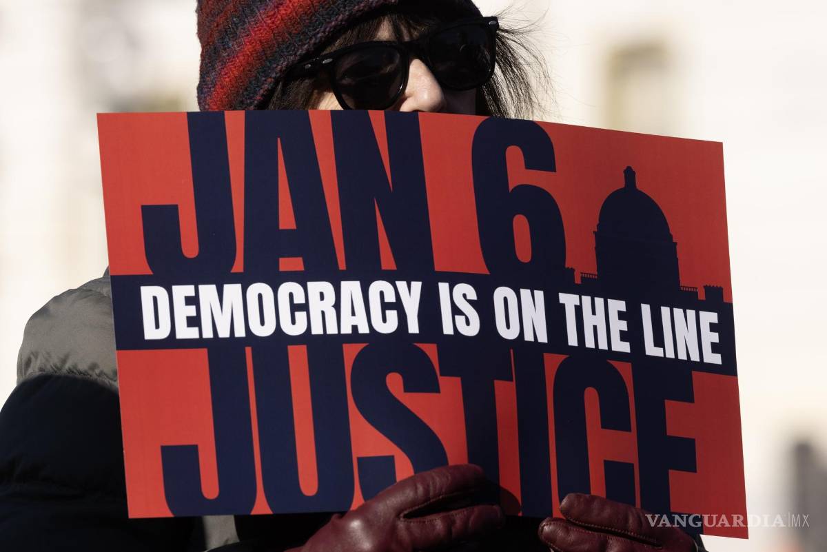 $!Un partidario con un cartel mientras los legisladores demócratas pronuncian comentarios antes del tercer aniversario del ataque al Capitolio en Washington, DC.