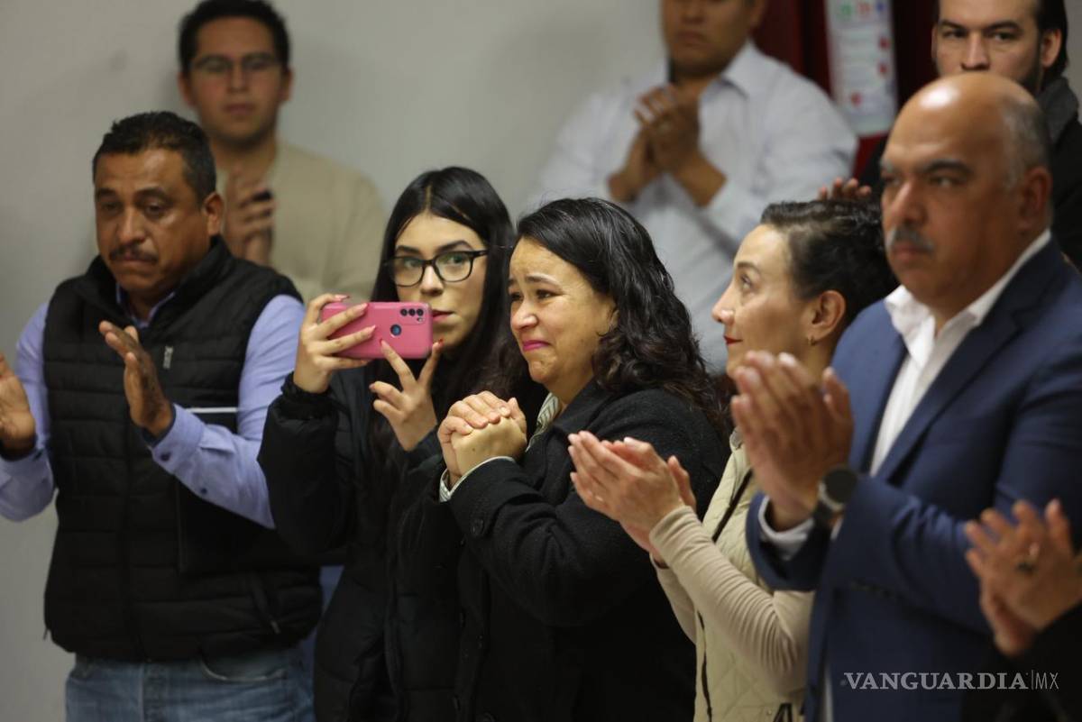 $!Los padres de Edwin Gerardo Gaona Sánchez recibieron su título en representación del egresado, en un emotivo momento de solidaridad.