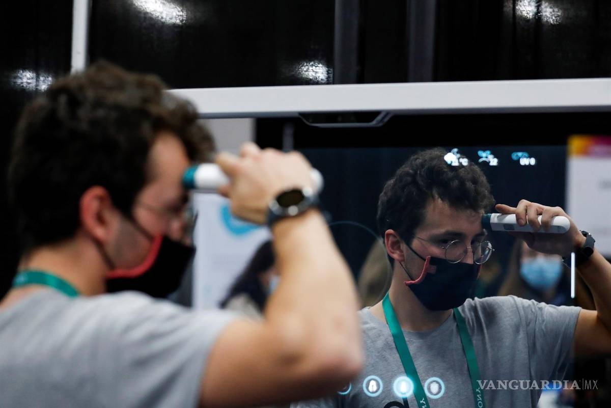 $!Gauthier Rouze utiliza el espejo inteligente de Baracoda Daily Healthtech. EFE/EPA/Caroline Brehman