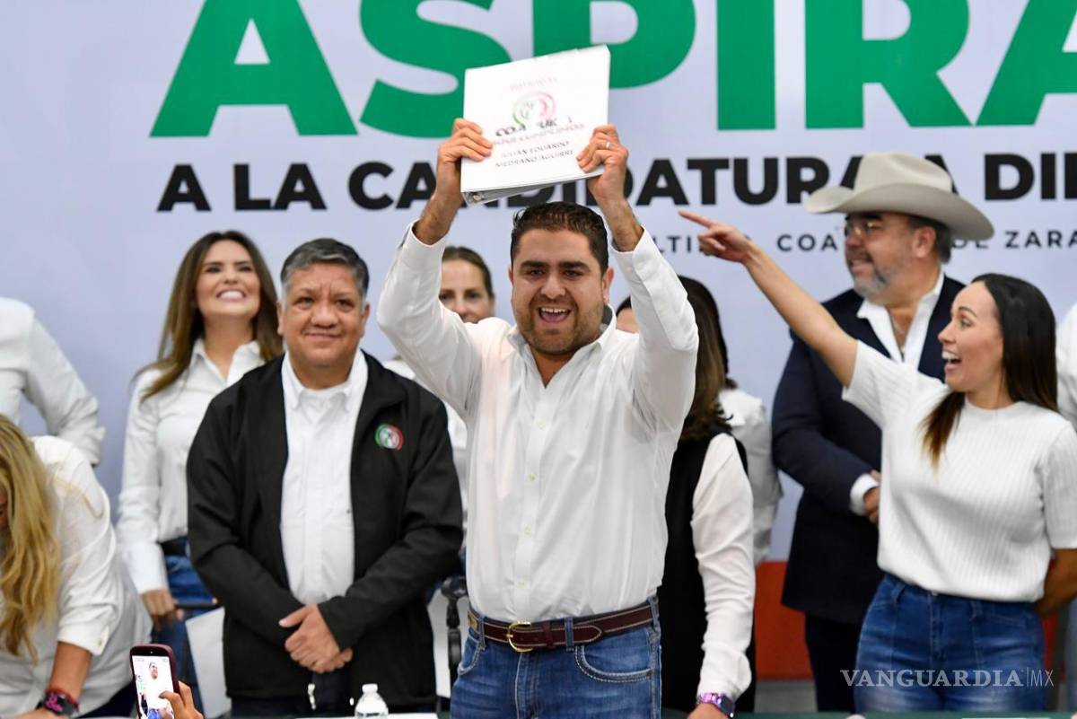 $!Eduardo Medrano Aguirre se registró por el distrito 15.