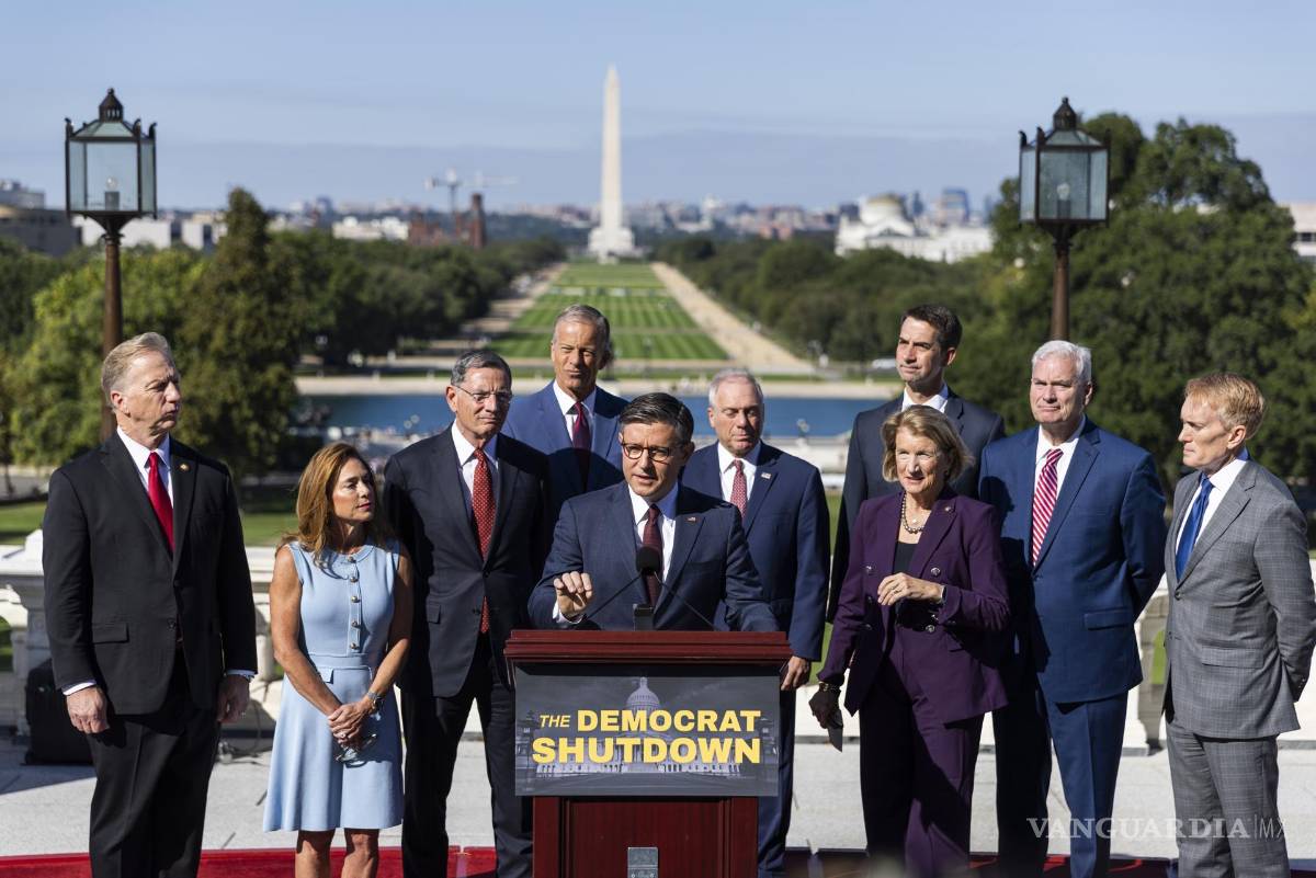 $!El presidente de la Cámara de Representantes, Mike Johnson (c) habla con los medios sobre el cierre del gobierno.