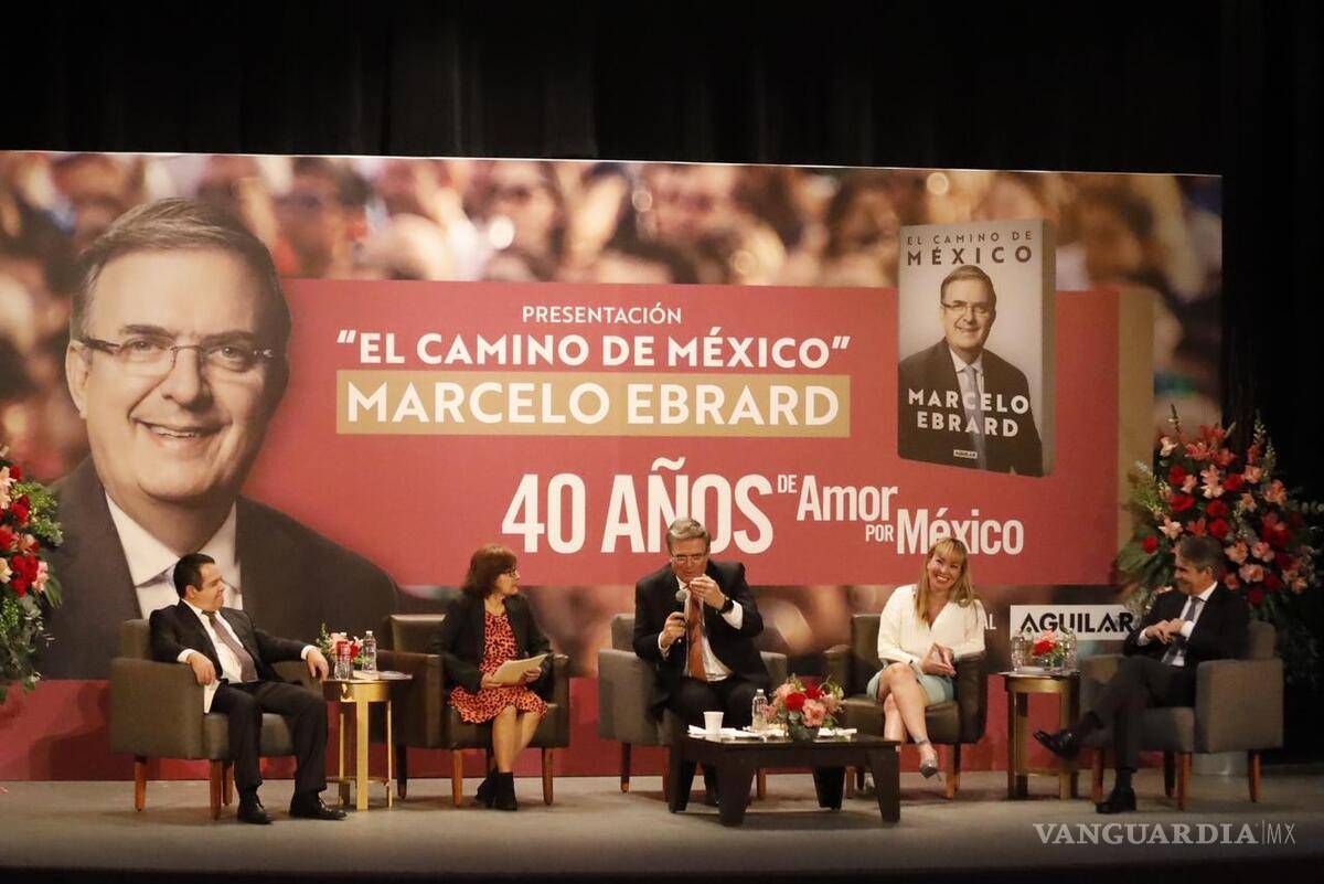 $!A la derecha, Torre Amione, en la presentación del libro de su amigo o compadre, Marcelo Ebrard. Foto cortesía del secretario de Economía del gobierno mexicano.