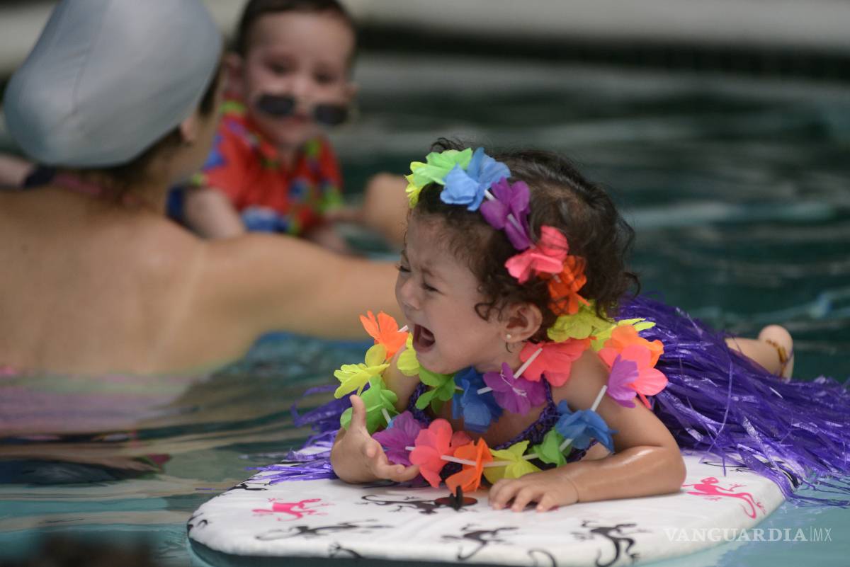 $!Se divierten como bebés en el agua