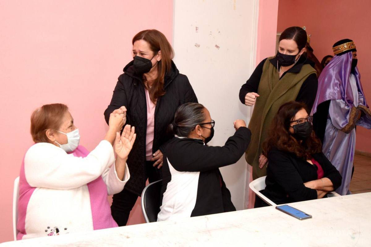 $!Acompañada de su hija Beatriz Fraustro Dávila, reiteró que el DIF municipal tiene las puertas abiertas siempre para apoyarlo. FOTO: CORTESIA