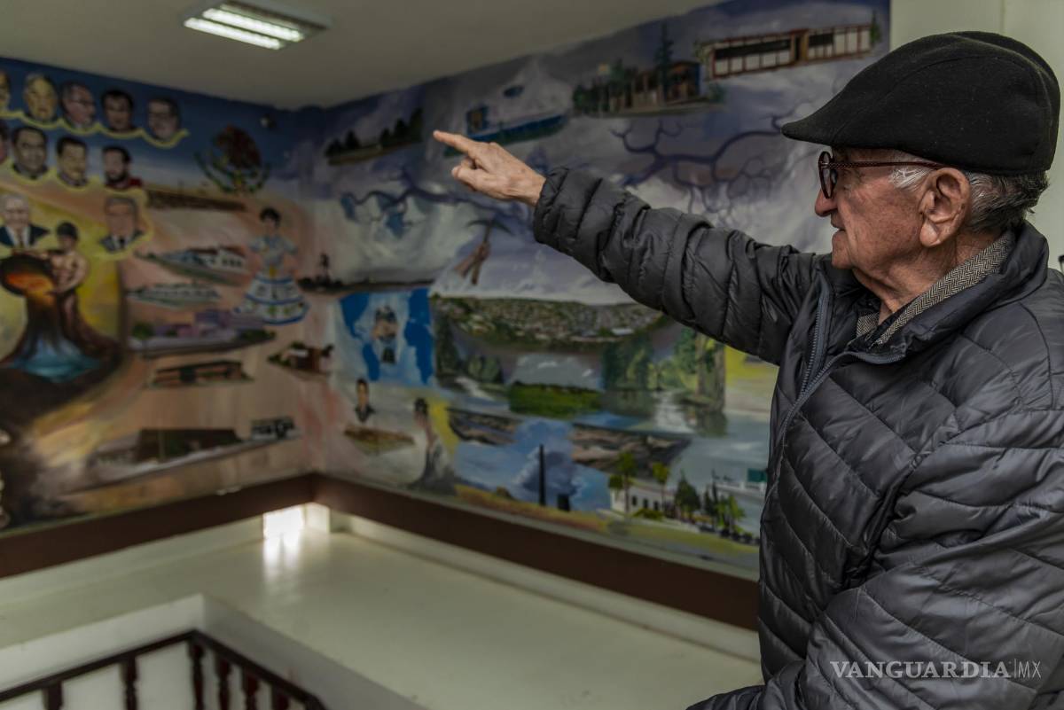 $!A la derecha, el cronista de Rosita, Clodomiro Farías, hace un recuento de los hospitales que atendían a los mineros hace décadas. Hoy nadie lo hace.