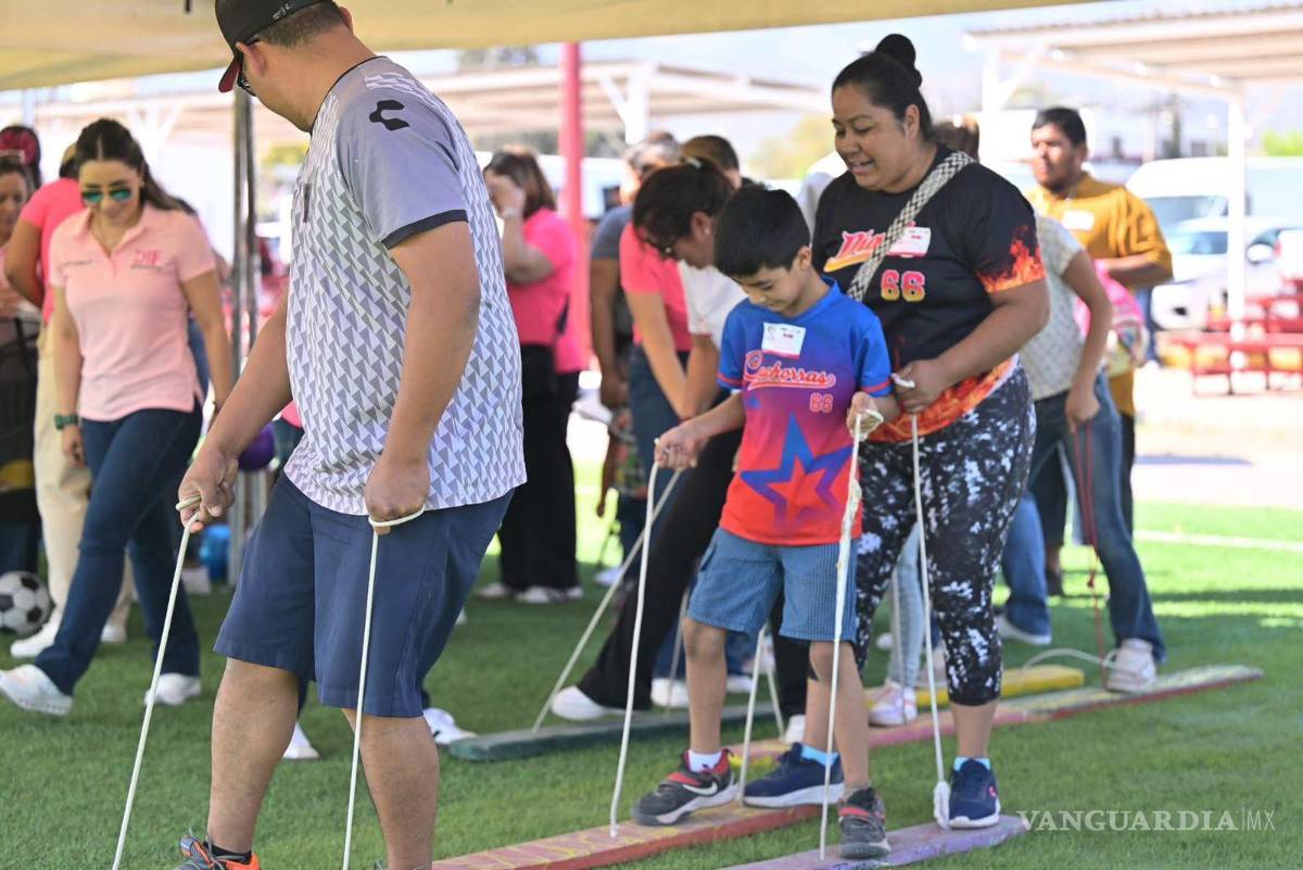 $!Familias monclovenses participan en dinámicas deportivas para fomentar la sana convivencia y el trabajo en equipo.