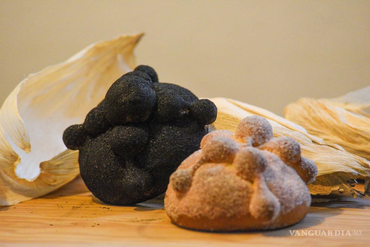 $!Karina Enríquez y Erick Cerezo en su búsqueda por rescatar las tradiciones mexicanas e impulsar la economía local desde hace 5 años elaboran pan de muerto, uno es negro, y tiene cenizas de Totomoxtle, y también tienen rellenos, los cuales están inspirados en lo que se pone en el altar, como dulce de camote y piña, guayaba, crema de café y curado de mandarina y cempasúchil.
