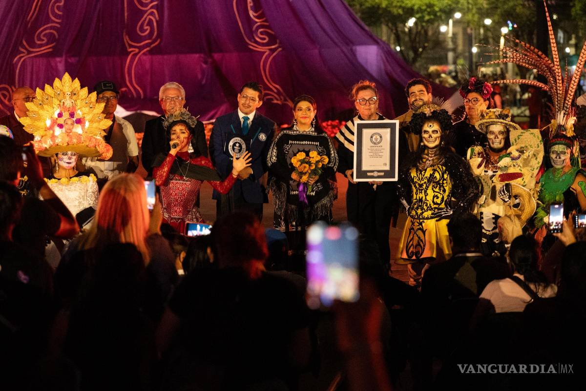 $!Así luce la Catrina monumental de 33 metros en el Zócalo de CDMX que obtuvo el Récord Guinness