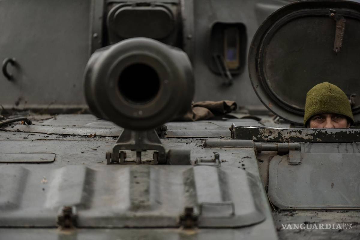 $!Un militar ucraniano de la 57.a Brigada de Infantería Motorizada Separada de Otaman Kost Hordiienko conduce obuses autopropulsados 2s1 “Gvozdyka”.
