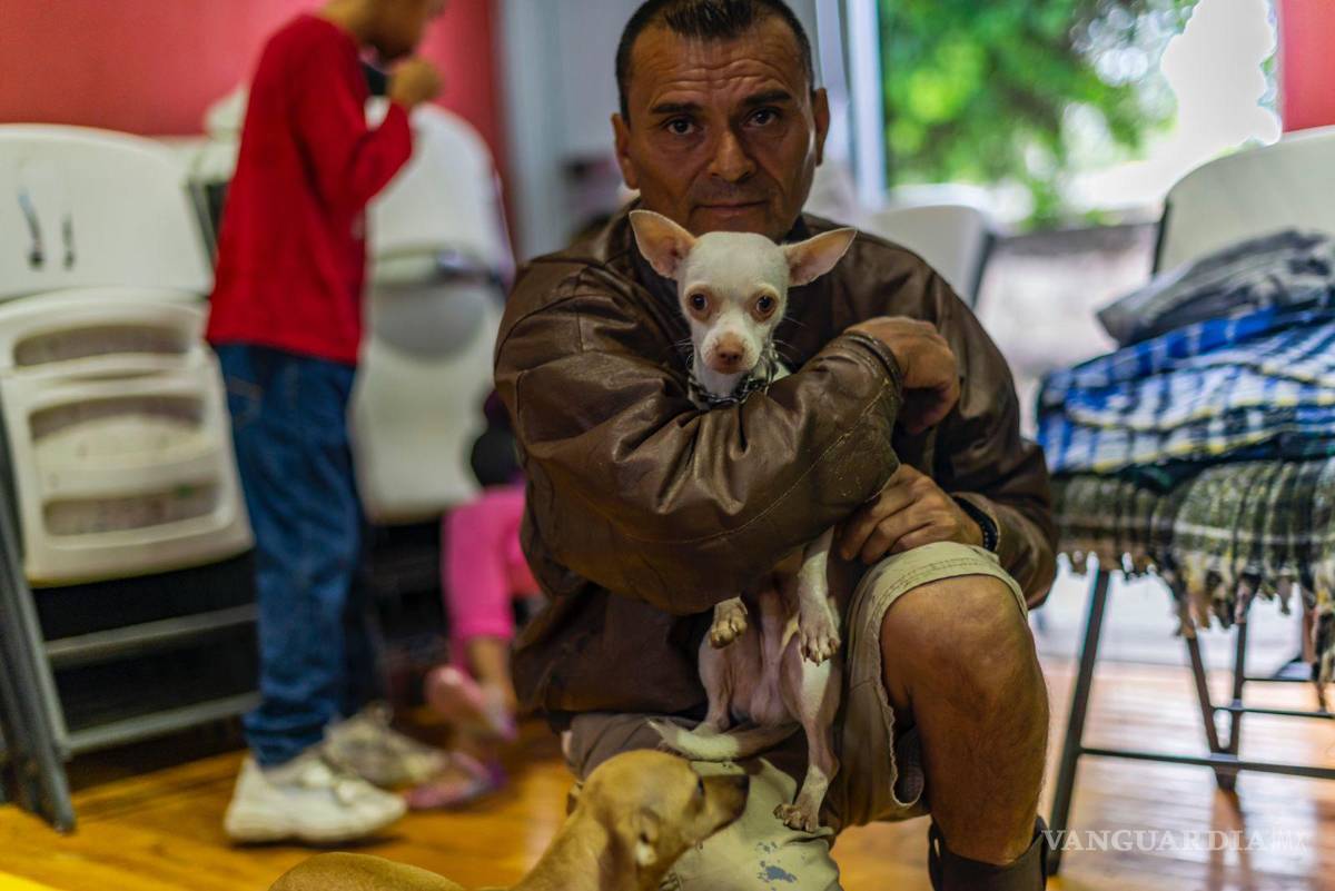 $!Francisco fue rescatado junto a su perro, sus vecina, los niños y las mascotas al paso de siete horas de que se registró la fuerte inundación