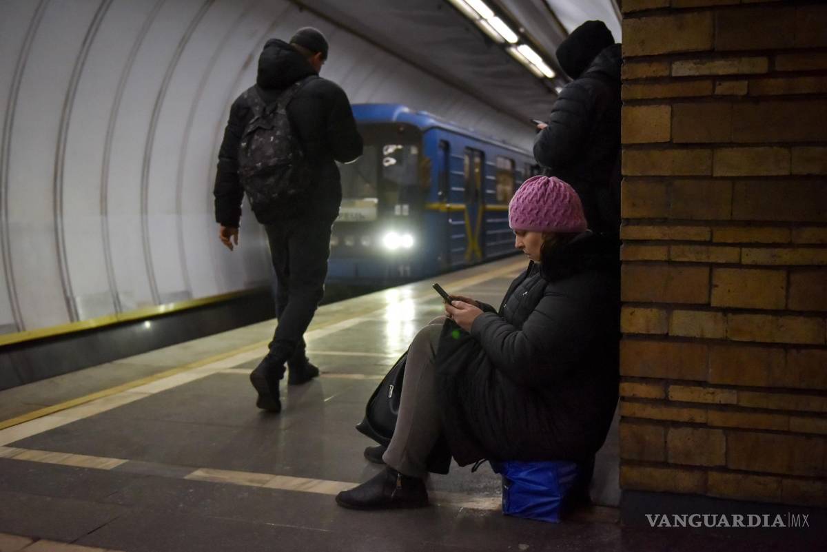 $!Personas se refugian en una estación de metro tras una alerta de ataque aéreo en Kiev. La Fuerza Aérea de Ucrania confirmó el derribo de 61 de los 71 misiles rusos.