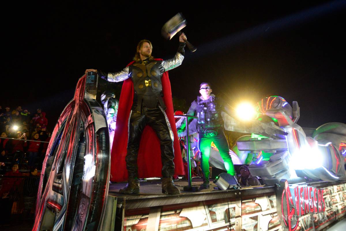 $!Saltillenses disfrutan del desfile navideño