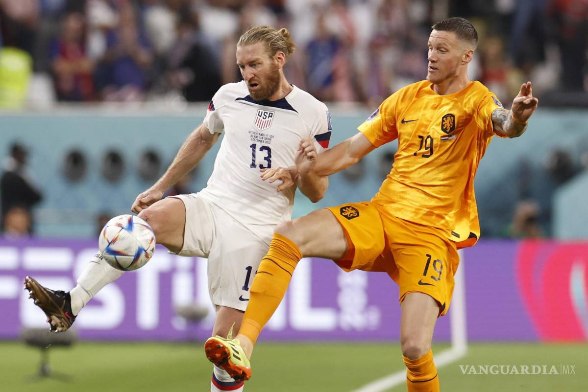 $!Tim Ream de EU ante Wout Weghorst de Países Bajos.