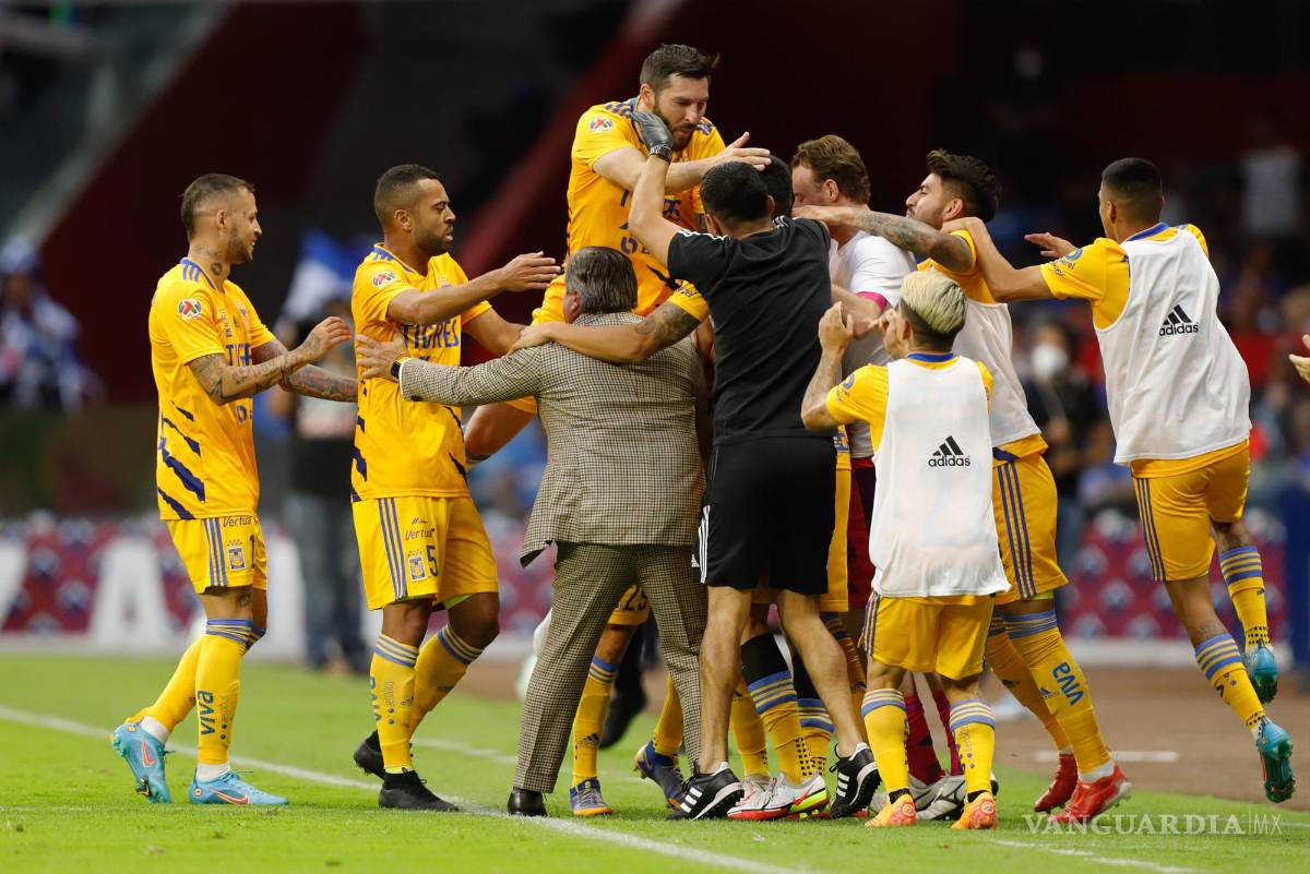 $!MEX3814. CIUDAD DE MÉXICO (MÉXICO), 12/05/2022.- Los jugadores de Tigres celebran un gol ante Cruz Azul, durante un partido de cuartos de final del torneo Clausura 2022 de la Liga MX del fútbol mexicano, hoy, en el estadio Azteca, en Ciudad de México (México). EFE/ Isaac Esquivel