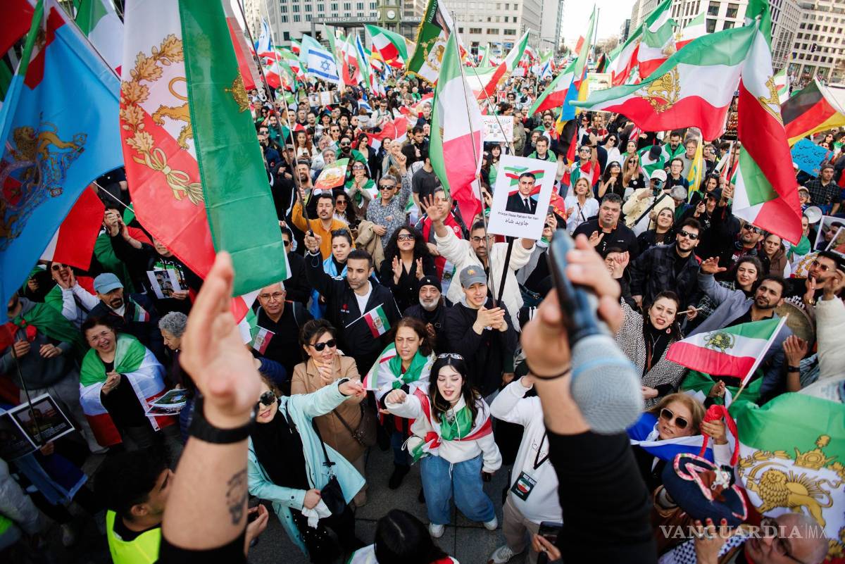 $!Participantes durante una manifestación de iraníes exiliados en la Potsdamer Platz de Berlín. La manifestación tuvo lugar bajo el lema “Libertad para Irán”.