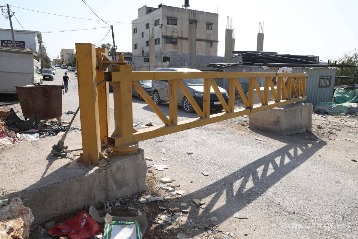 $!Puertas de hierro cerradas instaladas por las fuerzas israelíes en la entrada principal de la aldea de Hares, cerca de la ciudad de Salfit, Cisjordania.