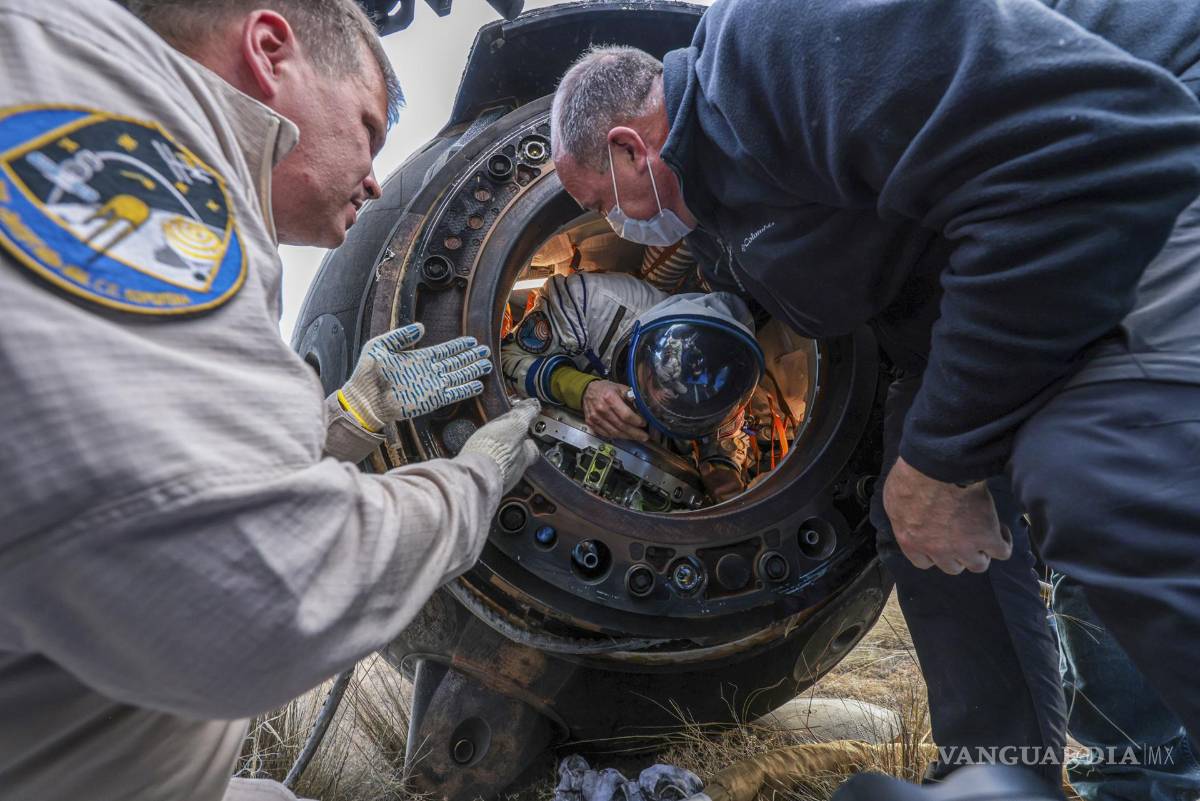 $!El astronauta de la NASA, Frank Rubio, abandona la nave espacial Soyuz MS-23 después de aterrizar en un área remota cerca de Zhezkazgan, Kazajstán.