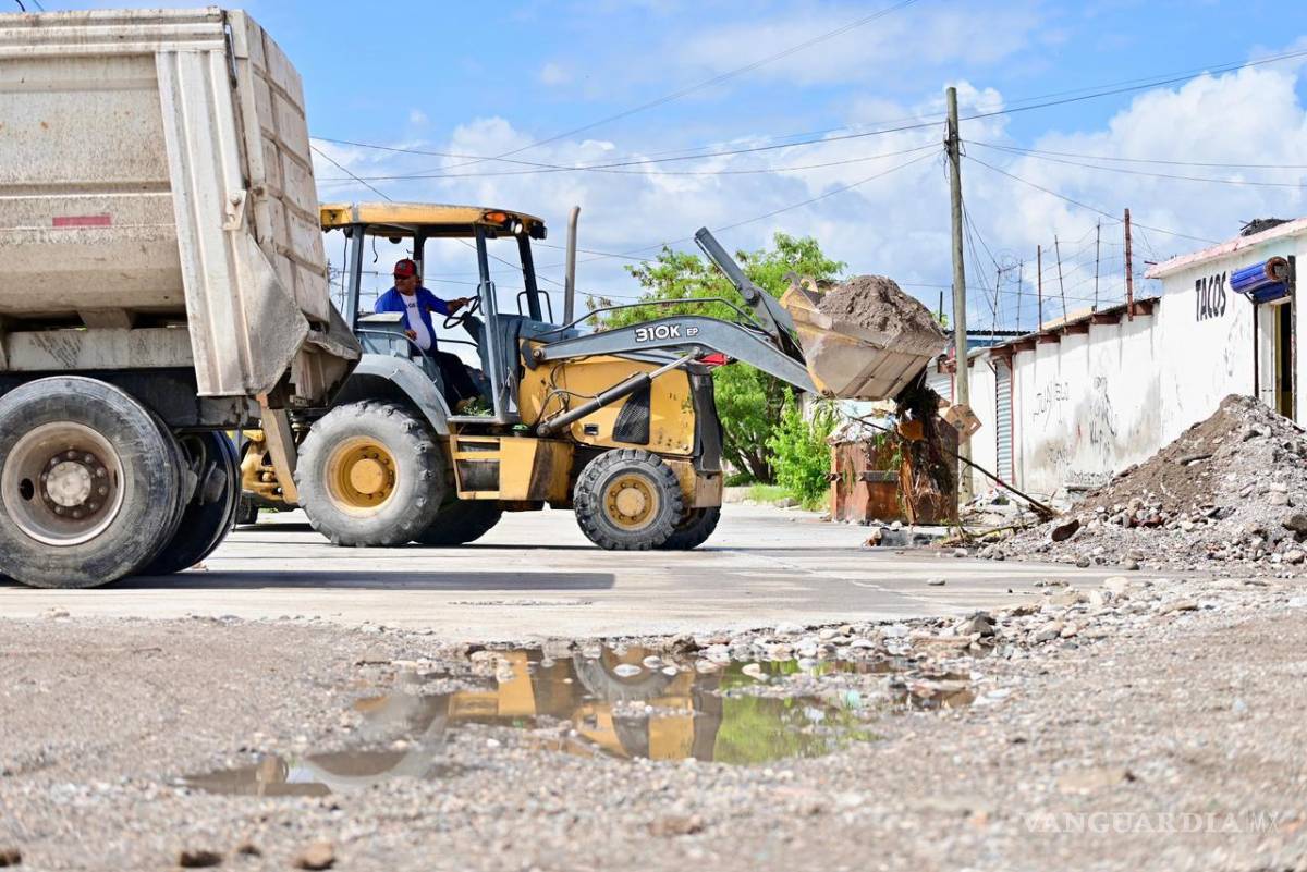 $!Personal de Obras Públicas interviene vialidades dañadas para restablecer la movilidad urbana.